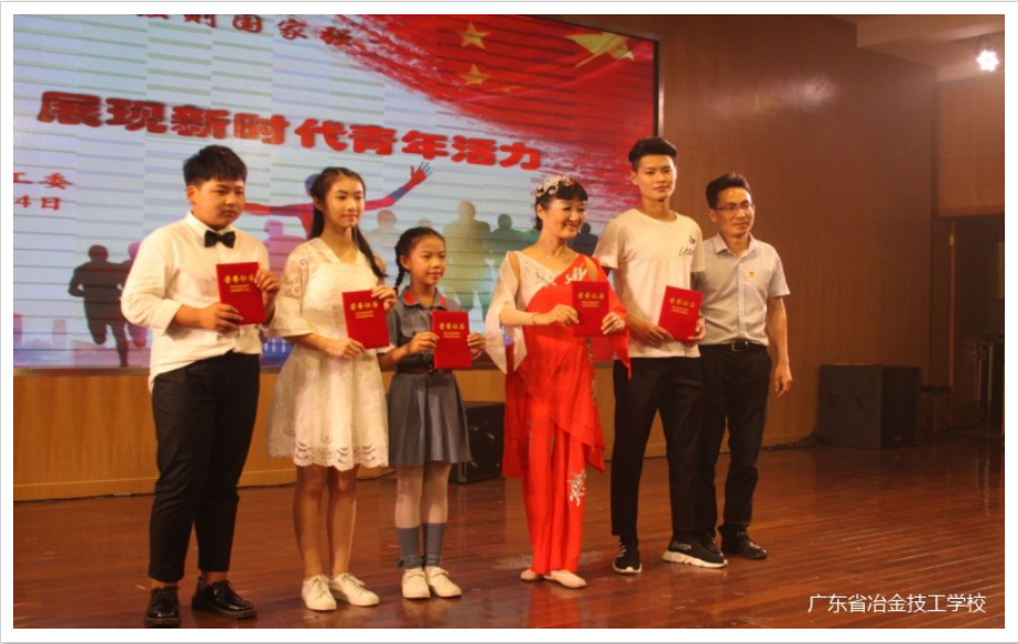 我校《青年時裝走秀》節目榮獲大石街“五四”青年節表彰暨文藝展演二等獎、王小宏同學獲優秀志愿者稱號.png