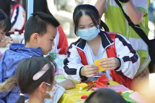 把雷鋒精神代代傳承下去—— 省冶金技工學校志愿者服務隊學雷鋒系列活動