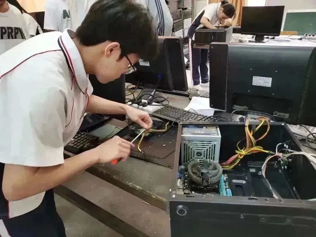 計算機維修2.jpg 計算機維修2.jpg