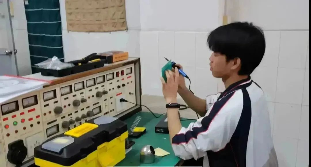 電子焊接1.jpg 電子焊接1.jpg