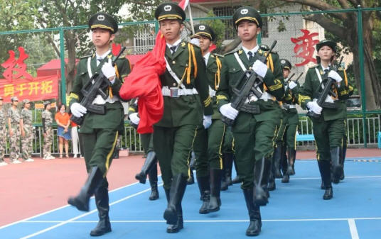 身披戎裝磨意志，奮楫篤行啟新程——2022級新生軍訓成果匯報